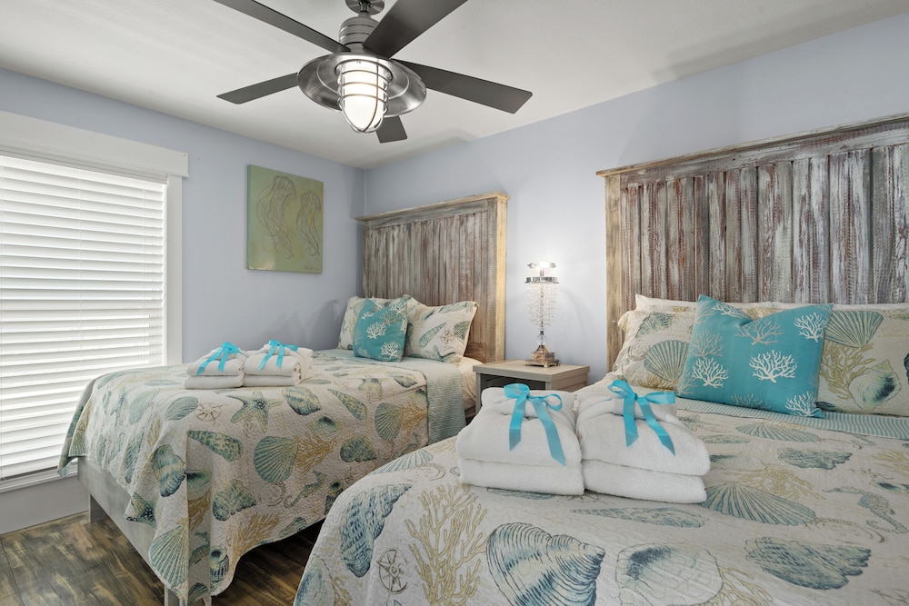 Luxury Gulf Front Property Directly on the Beach Sleeps 15 - photo 4