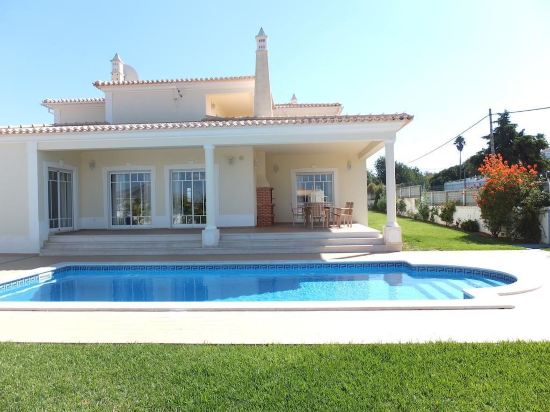 Villa Morris — 4-Star Luxury Hotel in Guia, Portugal