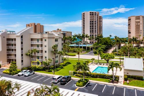 Short Walk to Beach Access I Coastal 2 Bed Essex — 4-Star Luxury Hotel in Marco Island, United States