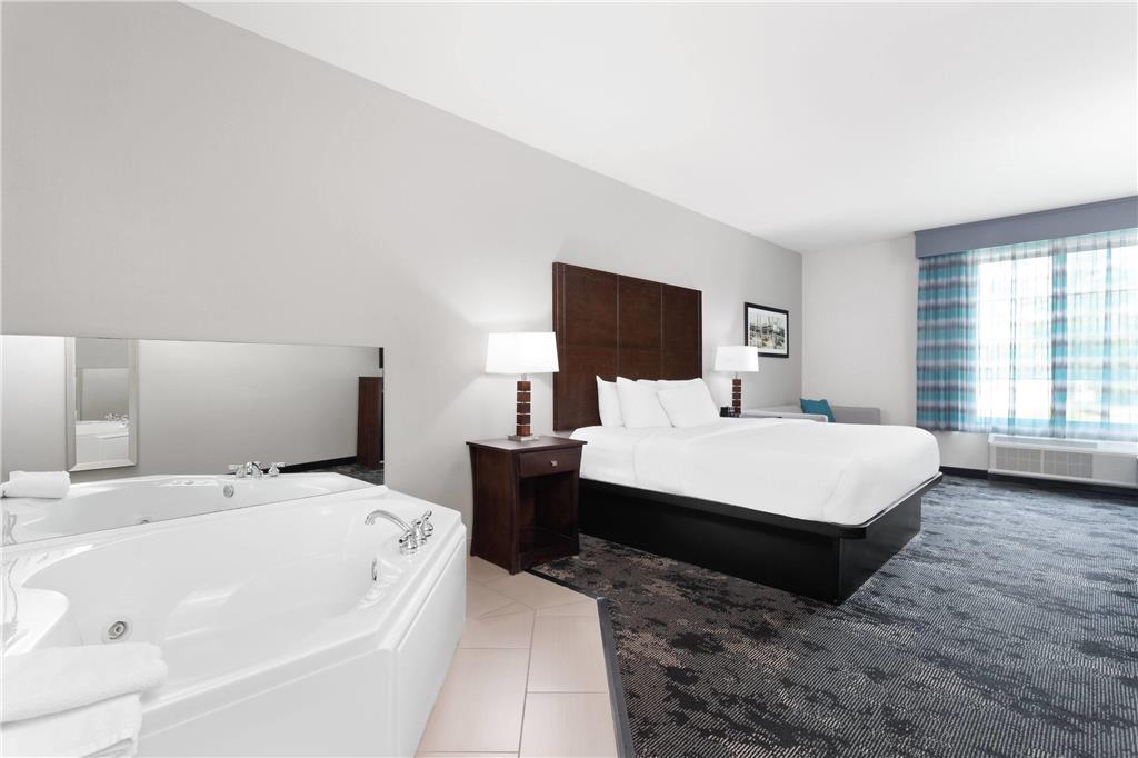 La Quinta Inn & Suites by Wyndham Columbus Edinburgh - photo 27