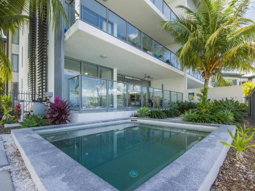 Blue on Blue Apartment 912 — 4-Star Luxury Hotel in Nelly Bay, Australia