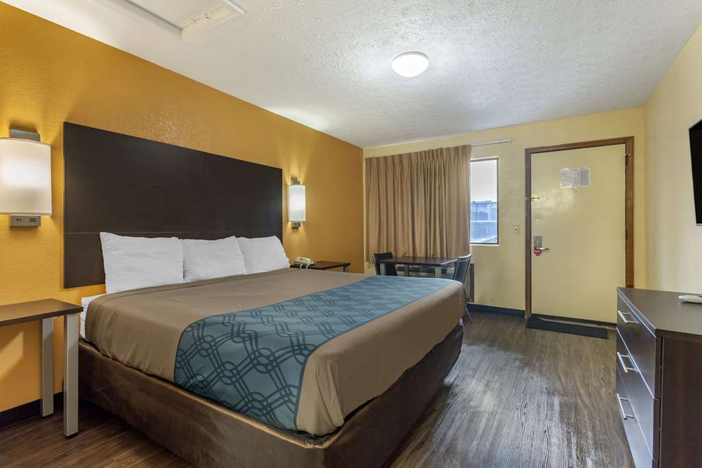 Econo Lodge Nashville North - photo 12