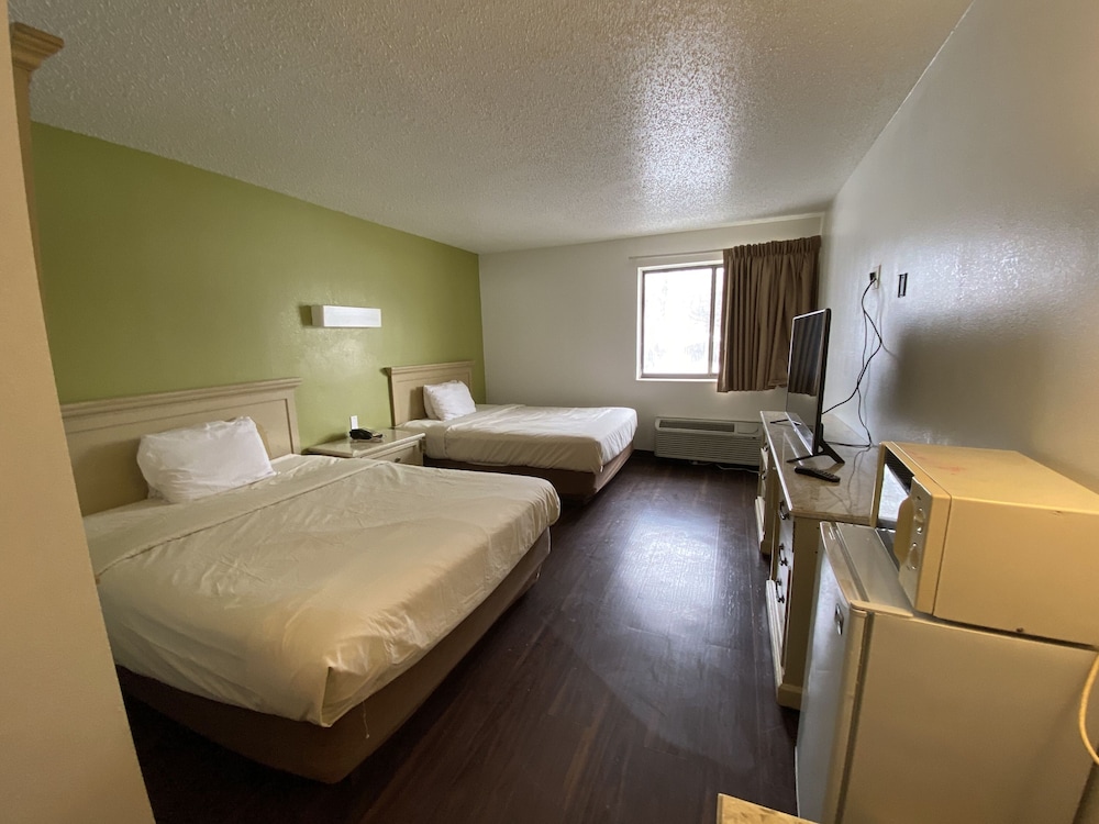 SkyLight Inn Cleveland Willoughby - photo 6