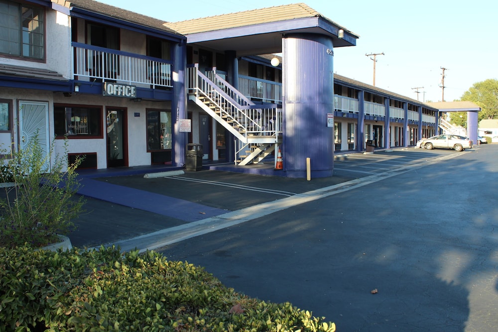 Travelodge by Wyndham Buena Park - photo 3