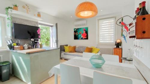 Antica Casa Alboletta Appartamento Frida Kahlo — 4-Star Luxury Hotel in Riva Del Garda, Italy