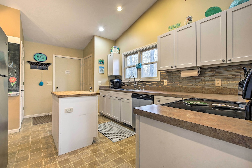 Lake Michigan Gem Half mi to Private Beach — hotel in Hart
