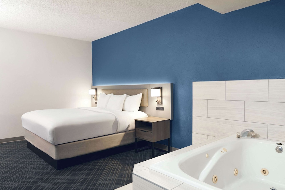 Comfort Suites Milwaukee Airport - photo 29