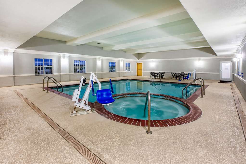 La Quinta Inn & Suites by Wyndham Mt. Pleasant - photo 9