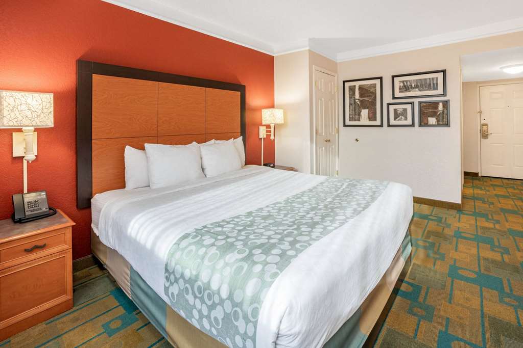 La Quinta Inn & Suites by Wyndham Seattle Sea Tac Airport - photo 15