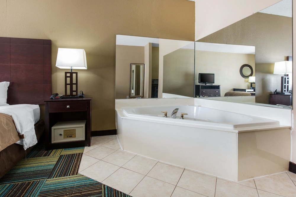 Quality Inn & Suites Arnold St Louis - photo 32