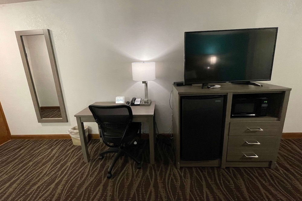 Baymont by Wyndham Bellevue Omaha - photo 14