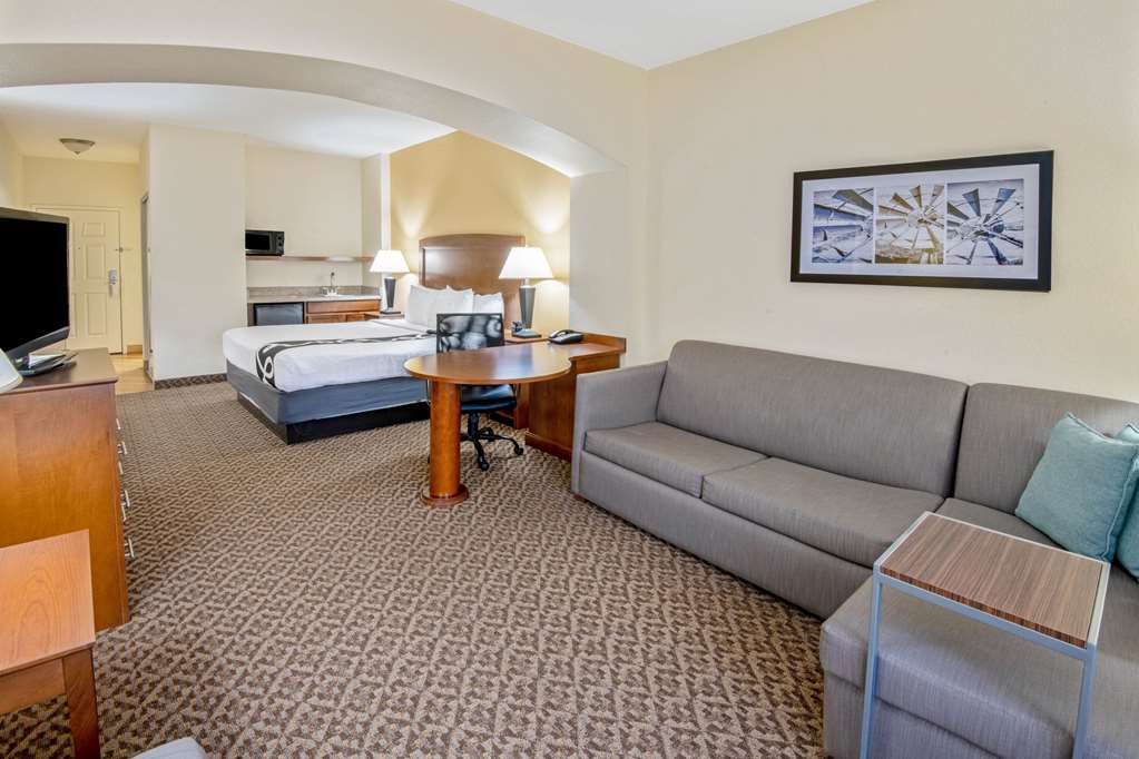 La Quinta Inn & Suites by Wyndham Lawton Fort Sill - photo 28