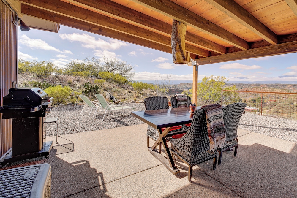 Surrounding Mtn & Valley Views Cornville Getaway — hotel in Cornville