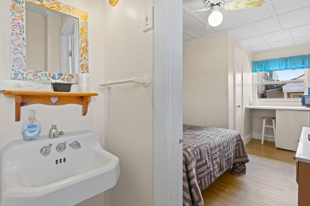 Beach Motel & Suites - photo 33