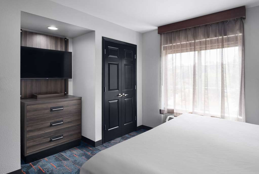 La Quinta Inn & Suites by Wyndham Greensboro NC - photo 23