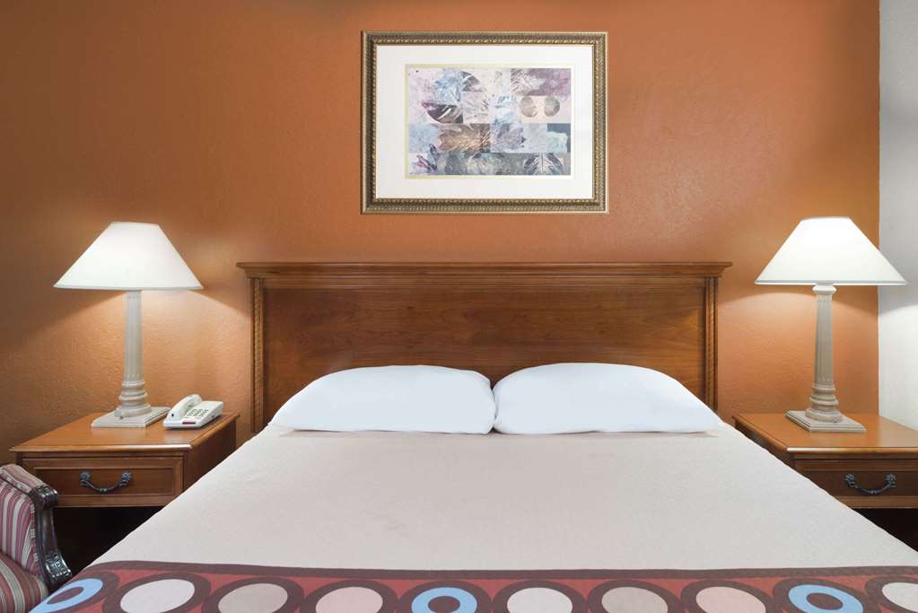 Super 8 by Wyndham Taylorville IL - photo 11