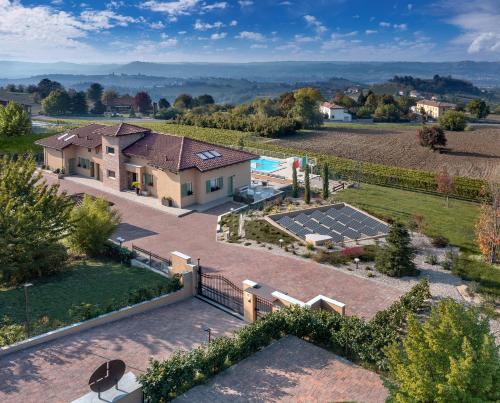 Villa Cristina Suite — 4-Star Luxury Hotel in Castagnole Delle Lanze, Italy