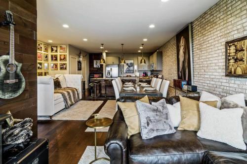 Skyline Views 5min to Broadway — 4-Star Luxury Hotel in Nashville, United States