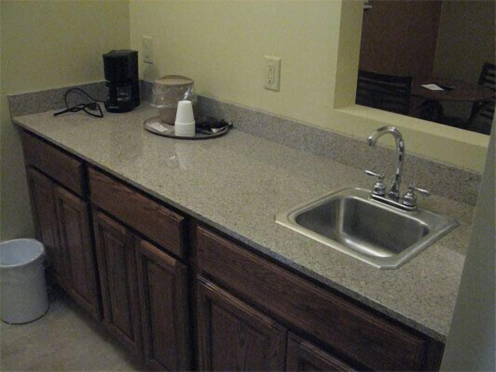 Randolph Inn and Suites - photo 16