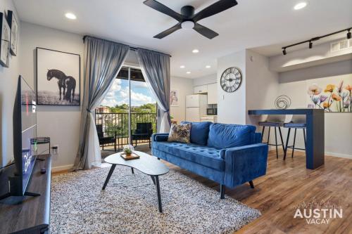 Comfy ATX Apt plus Balcony and Smart TV and Free Parking — 4-Star Luxury Hotel in Austin, United States
