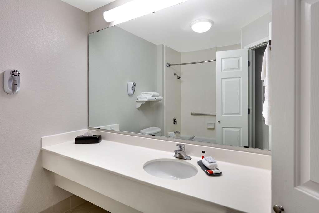 La Quinta Inn & Suites by Wyndham Dallas North Central - photo 16