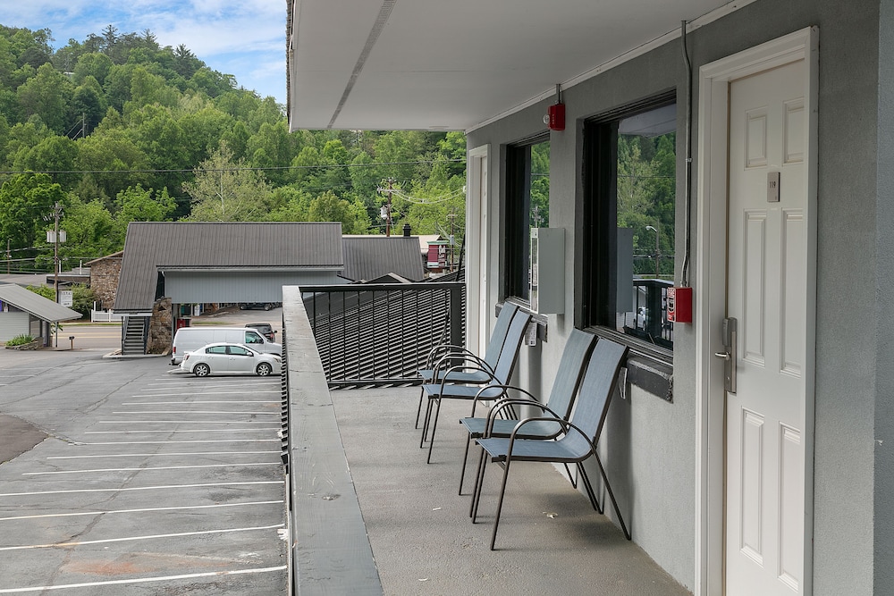 Gatlinburg Mountain Inn - photo 25