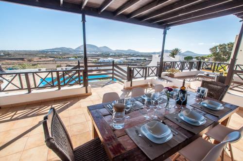 Country Villa Tigot amazing views in unique location — 4-Star Luxury Hotel in Teguise, Spain
