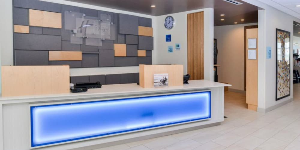 Holiday Inn Express Alliance an IHG Hotel - photo 2