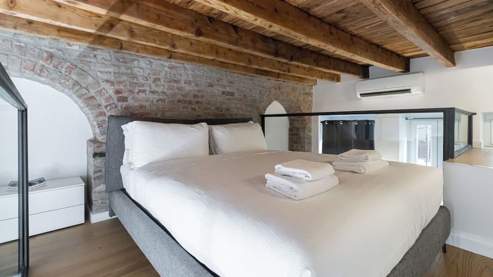 Lr Deluxe Apartments Fondazione Prada Metro M3 — 4-Star Luxury Hotel in Milan, Italy