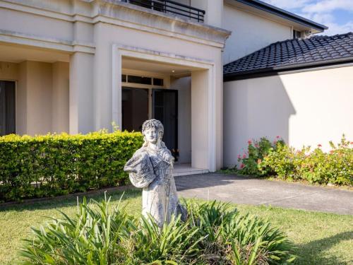 Charming 4BR House and Cozy Garden — 4-Star Luxury Hotel in Algester, Australia