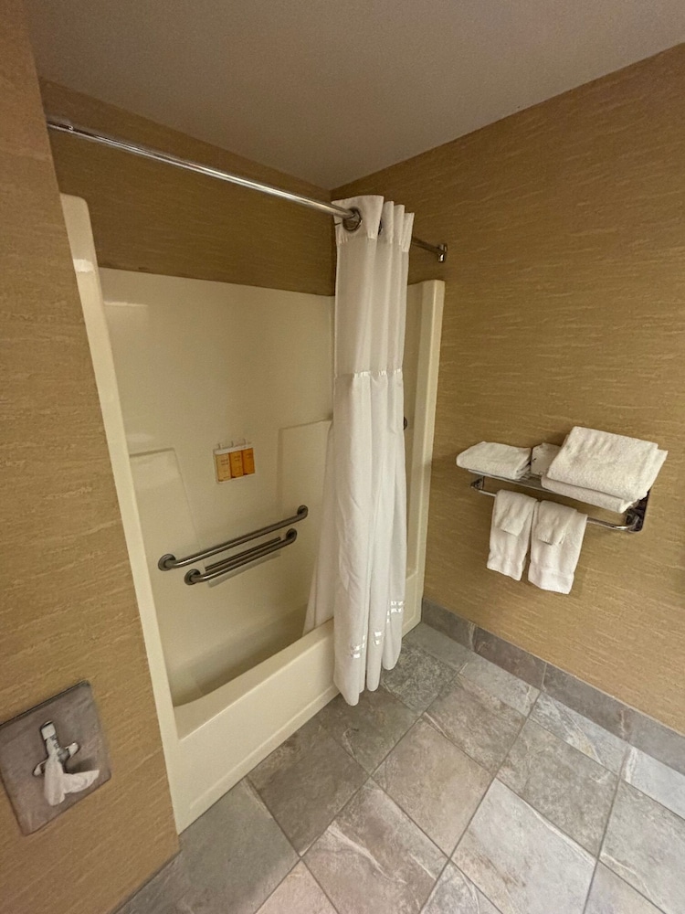 Express Suites Riverport Inn & Suites - photo 36