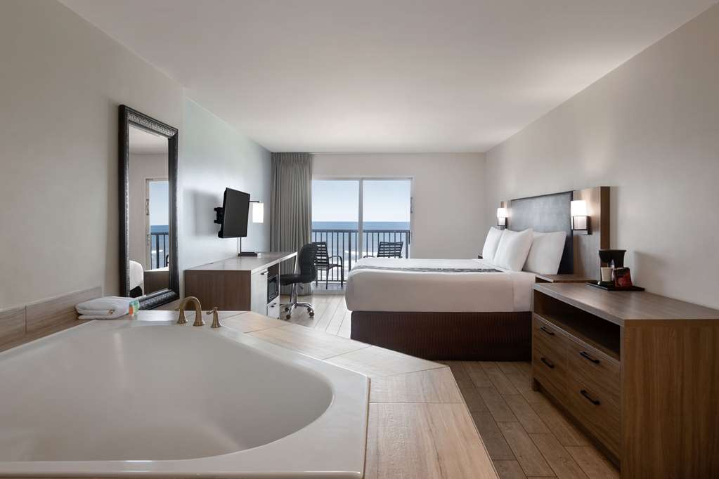 La Quinta Inn & Suites by Wyndham Oceanfront Daytona Beach - photo 28