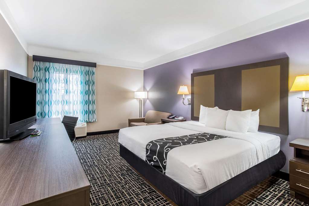 La Quinta Inn & Suites by Wyndham Fultondale Birmingham N - photo 16