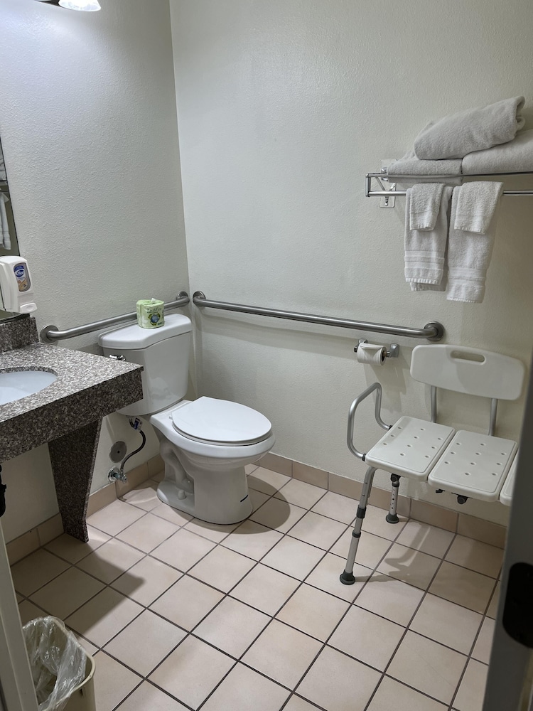 Days Inn by Wyndham Lake Point - photo 17