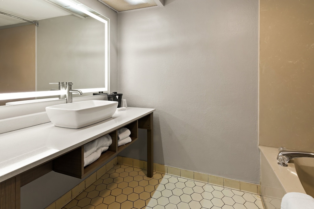 Red Roof Inn & Suites Monroe NC - photo 20