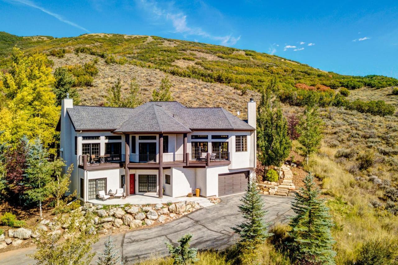 Modern Hillside Manor - last minute hotel in Bridgeport