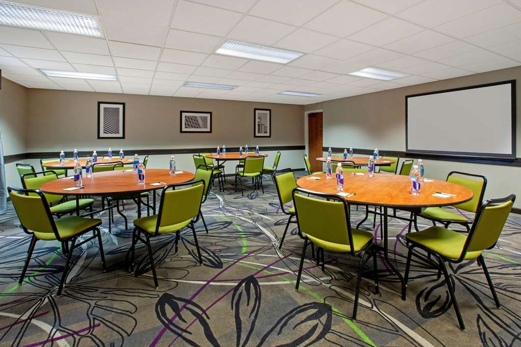 La Quinta Inn & Suites by Wyndham Detroit Metro Airport - photo 30