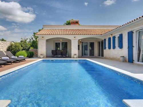 Holiday house in Nedescina with Terrace Air conditioning Wi Fi Washing machine — 4-Star Luxury Hotel in Nedescina, Croatia