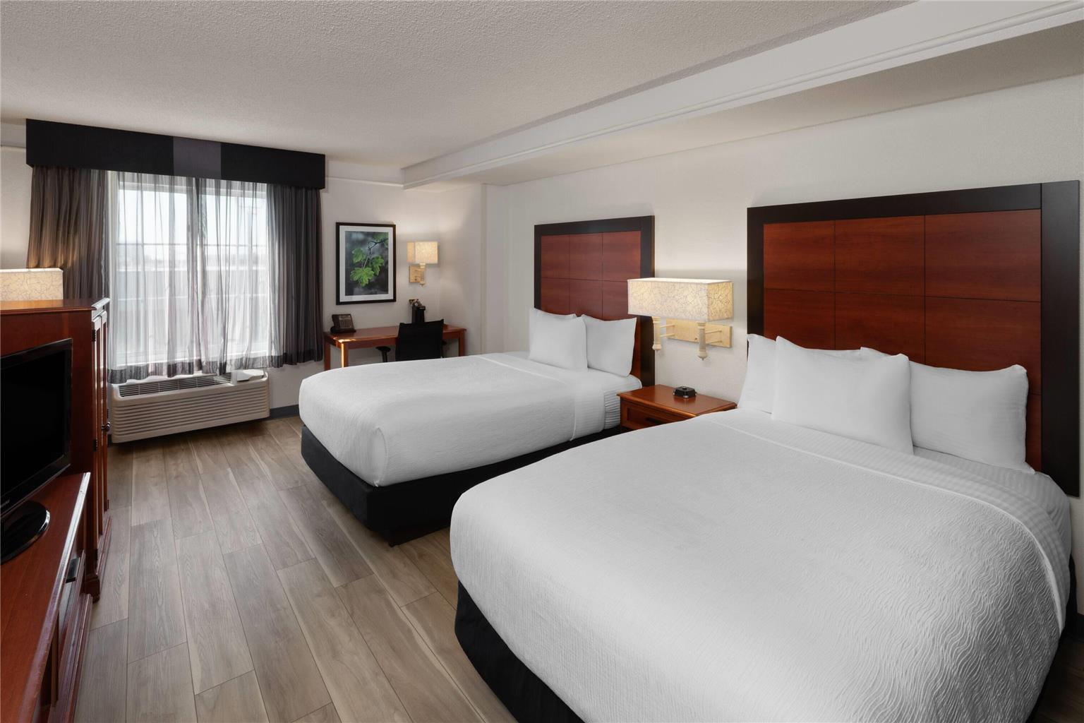 La Quinta Inn & Suites by Wyndham San Antonio Airport - photo 17
