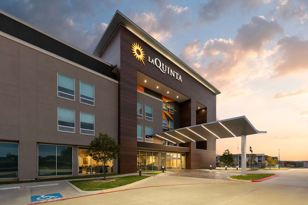 La Quinta Inn & Suites by Wyndham Austin Parmer Tech Ridge - photo 3