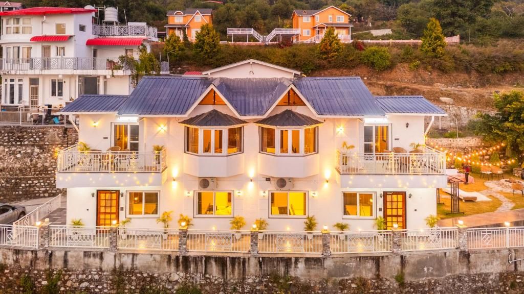 Alaya Stays 4 BHK With Garden & Lake View Irayna