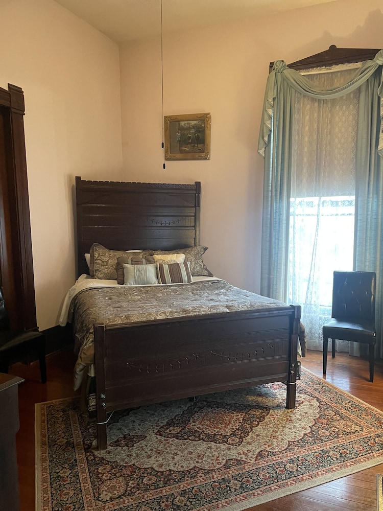 Grand Gables Inn Bed & Breakfast - photo 10