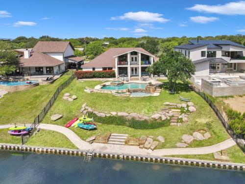 Waterfront House on Lake LBJ Cove and Concierge Services — 4-Star Luxury Hotel in Kingsland, United States