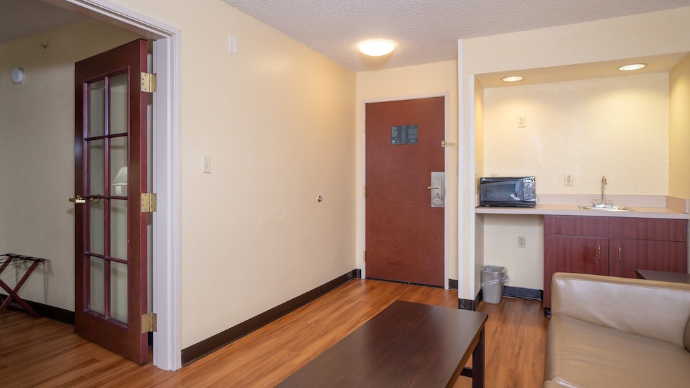 Red Roof Inn & Suites Indianapolis Airport - photo 16