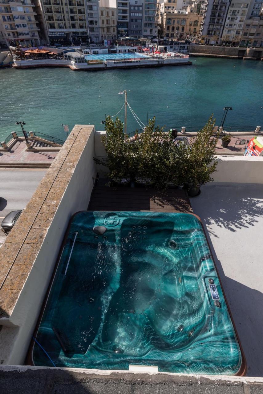 Seafront 3 Bed Palazzino with Jacuzzi Heart of Balluta — 4-Star Luxury Hotel in Sliema, Malta