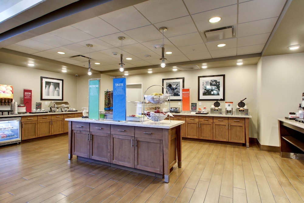 Hampton Inn & Suites Milwaukee West - photo 37