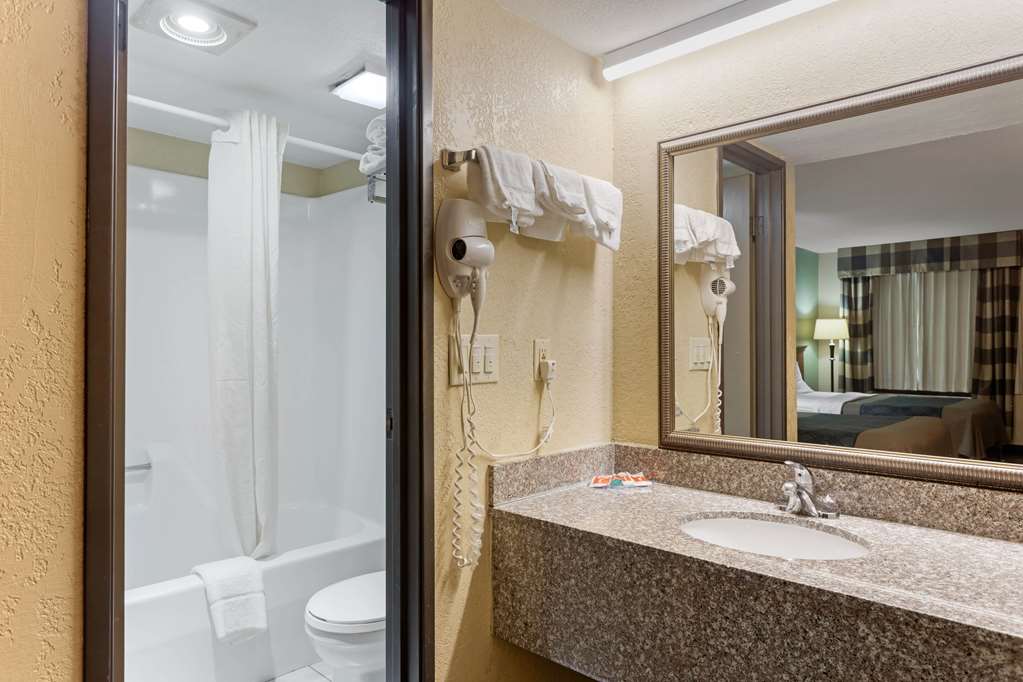 Econo Lodge Belton Kansas City South - photo 13