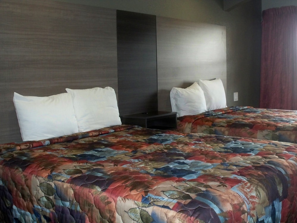 Scottish Inn & Suites - photo 15