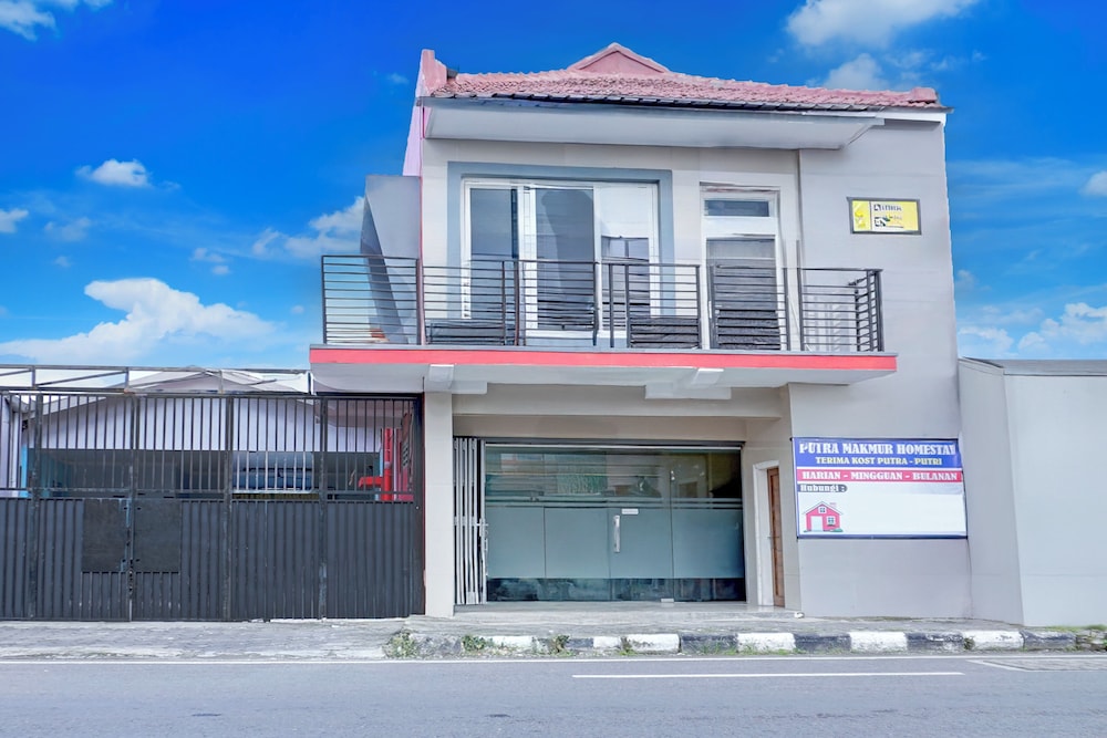 Hotel O Stasiun Tegal Near Alun Alun Formerly Lumina Guest House in Tegal, Indonesia