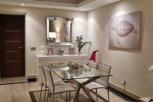 Apartamento lujo en primera lA nea de playa en BahA a de la Plata Estepona — 4-Star Luxury Hotel in Estepona, Spain